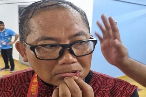 Trưởng đoàn bóng đá Indonesia 'khoe' vết thương do cầu thủ Thái Lan đánh