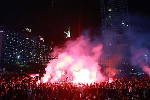 CĐV Indonesia thi nhau đốt pháo sáng; trang của LĐBĐ Thái Lan phải khóa bình luận sau trận chung kết 9 thẻ đỏ