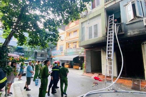 Cháy nhà ống, cả gia đình leo ban công thoát nạn