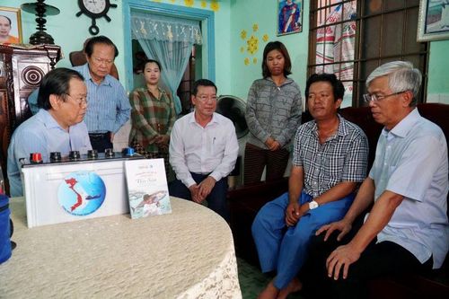 Cùng ngư dân thắp sáng đèn trên biển Cần Giờ