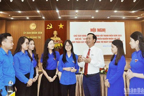 Chủ tịch Ủy ban nhân dân tỉnh Quảng Trị đối thoại với thanh niên