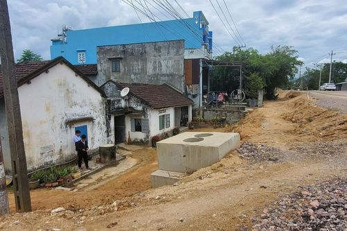 Quốc lộ biến nhà dân thành... hầm