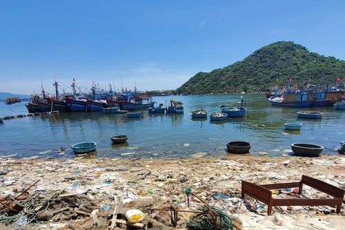 Rác tràn ngập cửa biển, cảng cá ở Bình Định