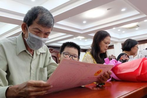 Người dân trong Khu Đô thị mới Thủ Thiêm nhận quyết định bố trí tái định cư