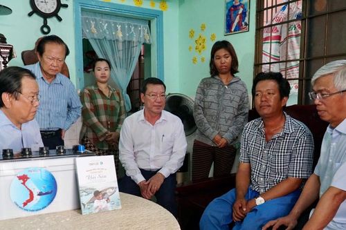 Trao tặng 200 phần quà 'Cùng ngư dân thắp sáng đèn trên biển' tại huyện Cần Giờ