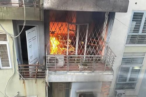Cháy lớn tại căn nhà 4 tầng, cả gia đình leo ban công thoát thân