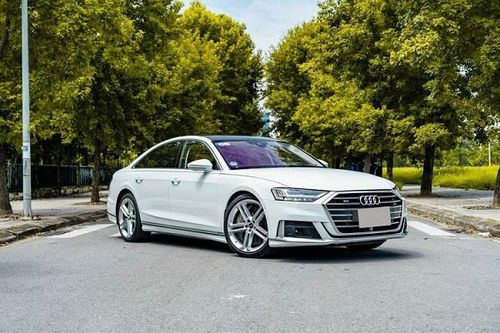 Audi S8 đầu tiên về Việt Nam giảm 1,4 tỷ sau nửa năm 'trùm mền'