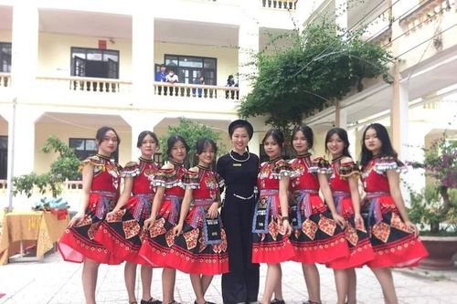 Học trò vùng khó vươn lên thoát nghèo từ sách