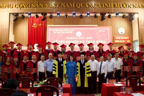 Thứ trưởng Bộ Y tế dự lễ tốt nghiệp tại trường Đại học Y - Dược