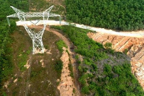 Đề nghị xử nghiêm 'đất tặc' uy hiếp trụ điện cao thế