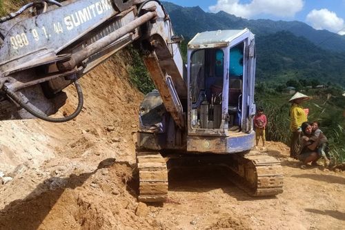 Thi công đường, máy múc gây tai nạn khiến cháu bé 8 tuổi tử vong