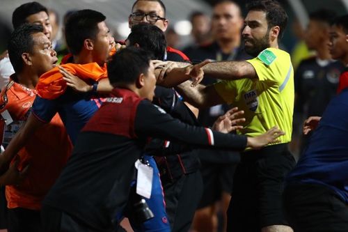 Loạt báo châu Âu bất ngờ trước màn ẩu đả ở chung kết SEA Games 32