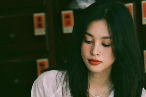 Không lộng lẫy, kiêu sa, Hoa hậu Trần Tiểu Vy vẫn khiến fan 'tan chảy' bằng bộ ảnh cổ điển