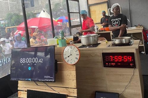 Nigeria: Nữ đầu bếp đứng nấu ăn liên tục trong 100 giờ đồng hồ