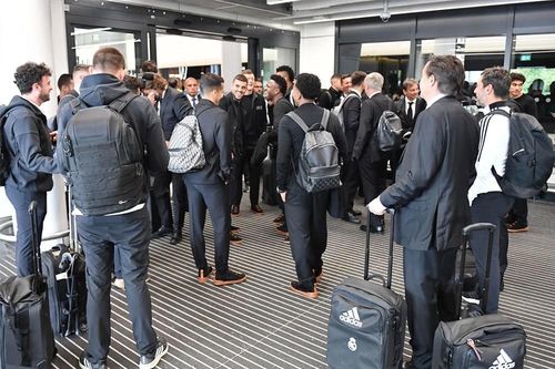 Champions League: Dàn sao Real Madrid nổi bật với đồng phục đen, 'đổ bộ' sân bay Anh trước trận tái đấu Man City