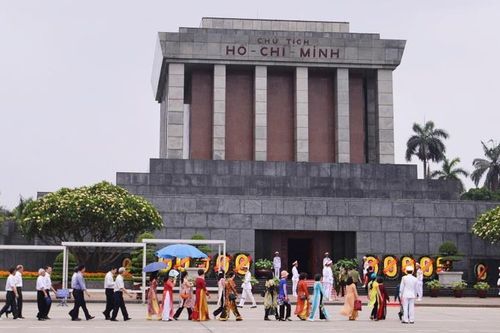 Tình cảm kính trọng, tri ân sâu sắc của nhân dân ta và nhân dân thế giới đối với Bác Hồ kính yêu