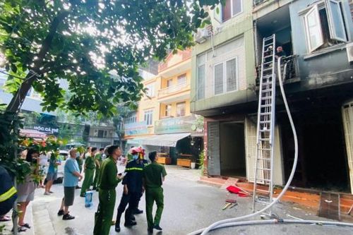 Hà Nội: Cháy ngôi nhà trên phố Vĩnh Phúc, 5 người thoát nạn