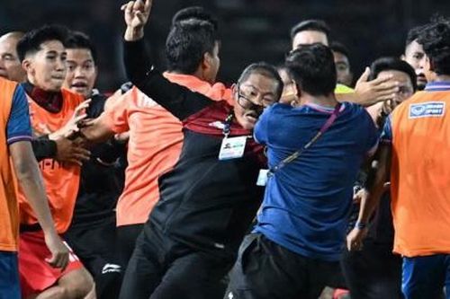 Bị đánh chảy máu, trưởng đoàn HLV U22 Indonesia xin lỗi U22 Thái Lan