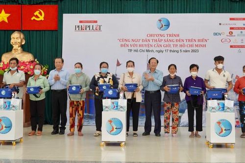 Báo Pháp Luật TP HCM trao quà cho bà con huyện Cần Giờ