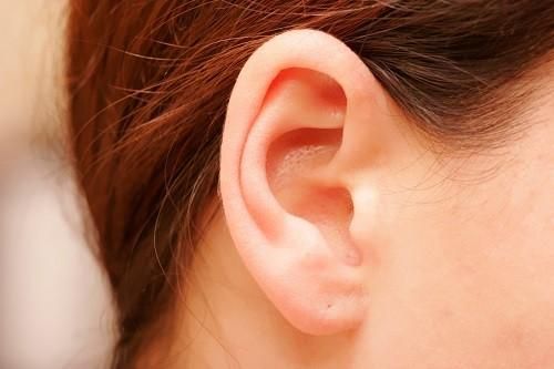 Nhập viện vì tai chảy mủ kéo dài