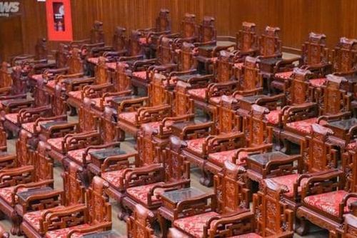 Ghế gỗ Đồng Kỵ trong nhà hát quan họ