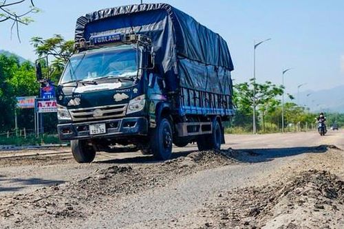 Nhựa mặt đường nghìn tỷ ở Bình Định đùn lên từng mảng