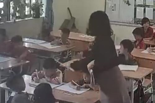 Giáo viên có hành vi dùng thước gõ đầu học sinh lớp 1 bị điều chuyển làm công việc khác
