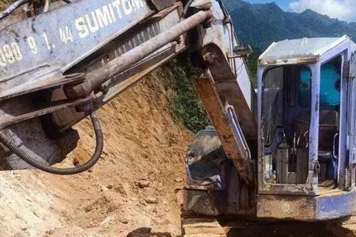 Thi công đường, xe múc đất tông bé trai 8 tuổi tử vong