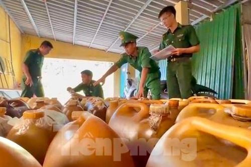 Bắt giữ hơn 1.200 lít dầu D.O không rõ nguồn gốc