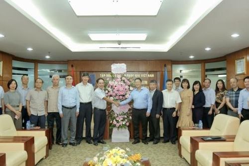 Chủ tịch Hội Dầu khí Việt Nam chúc mừng tập thể nhà khoa học, cán bộ Viện Dầu khí Việt Nam