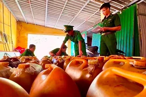 Bắt giữ hơn 1.200 lít dầu D.O không rõ nguồn gốc