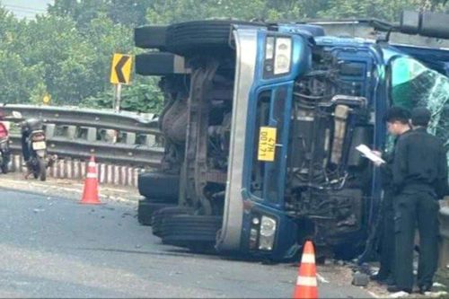 Xe tải lật trên đường Hồ Chí Minh, 3 người bị thương