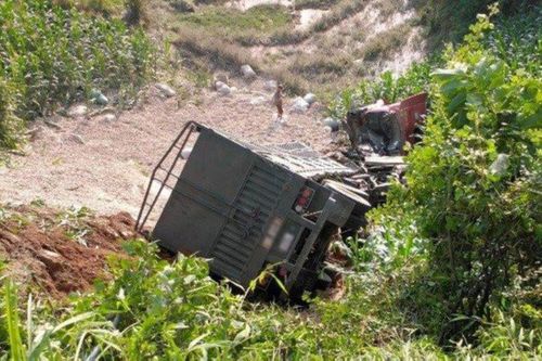 Xe chở sắn lao xuống vực, một người bị thương