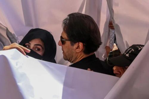 Tòa án Pakistan đồng ý yêu cầu bảo lãnh cho vợ cựu Thủ tướng Imran Khan
