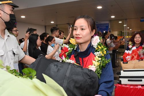 HLV Mai Đức Chung cùng dàn học trò cưng về tới Hà Nội