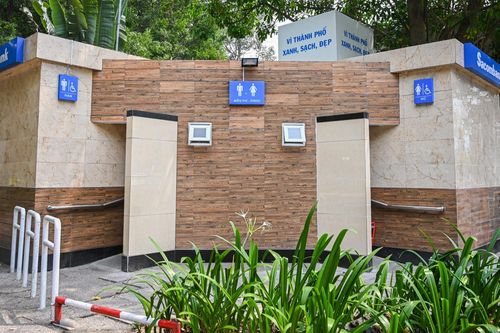 Cảnh trái ngược ở các nhà vệ sinh công cộng tại trung tâm TP.HCM