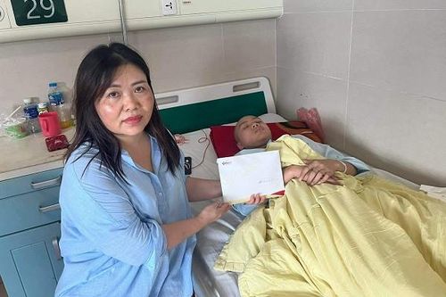 Trao hơn 64 triệu đồng đến em Trần Kiên Cương bị ung thư não