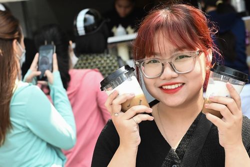 Xuất hiện cafe muối giá rẻ khó tin, người Hà Nội đội nắng xếp hàng chờ mua