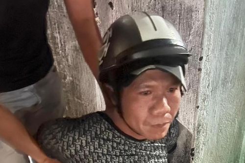 Thanh niên nấp sau sào phơi, dùng dao kề cổ người phụ nữ cướp tài sản