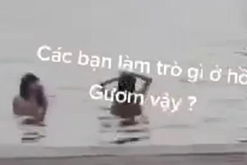 Hai người tắm ở hồ Hoàn Kiếm vì cá cược