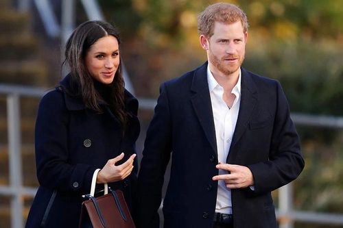 Xe chở Hoàng tử Harry và vợ bị thợ săn ảnh rượt đuổi nguy hiểm hơn 2 tiếng
