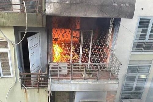 Cháy lớn tại căn nhà 4 tầng, vợ chồng và 2 con trèo ban công thoát thân