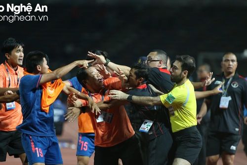 Hai đội U22 Thái Lan và Indonesia ẩu đả nhau ở chung kết SEA Games 32