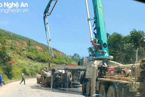 Xe bồn gặp nạn, bị lật nằm ngang đường