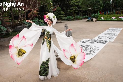 Ấn tượng bộ sưu tập áo dài sen kỷ niệm sinh nhật Bác