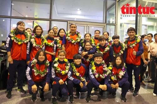Những 'nữ chiến binh Sao Vàng' được chào đón nồng nhiệt khi về nước