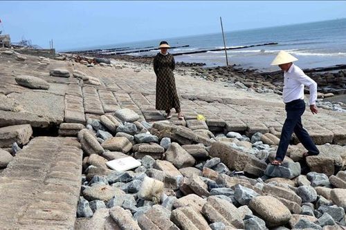 Sớm khắc phục hư hỏng kè biển Cẩm Nhượng (Hà Tĩnh)