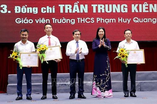 Khen thưởng nhiều tập thể, cá nhân tìm hiểu '80 năm Đề cương về văn hóa Việt Nam'