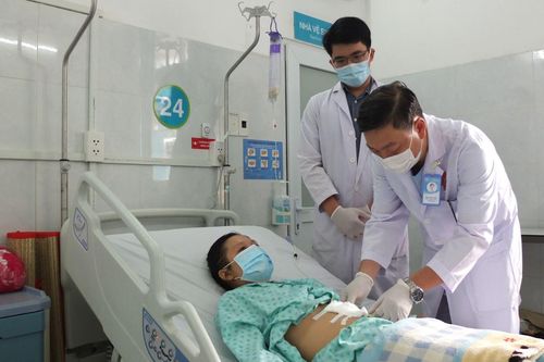 Hy hữu người phụ nữ bị xương cá xuyên thủng thực quản và động mạch chủ ngực