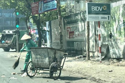 Người lao động vất vả mưu sinh giữa trời nắng nóng